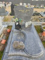 monument gris marbré avec pierre tombale découpage en S, et stèle gravée en lettres dorées - O.Dufour