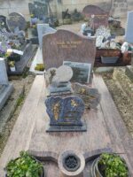 Monument marbré grenat et gris avec stèle gravée en lettres dorées - O.Dufour