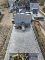 monument gris moucheté avec stèle gravée en lettre dorées, et crucifix posé sur la pierre tombale - O.Dufour