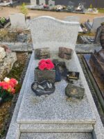 monument gris moucheté avec stèle gravée en lettres dorées - O.Dufour