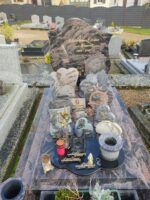 monument marbré gris et rose avec stèle arrondie gravée - O.Dufour