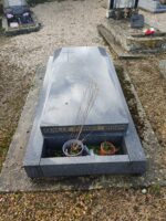 Pierre tombale grise avec identification en façade et espace jardinière - O.Dufour