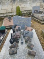 monument gris moucheté avec stèle gravée en lettres dorées - O.Dufour