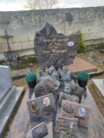 monument marbré gris et rose avec stèle de forme fantaisie sur laquelle figure une photo du couple défunt à droite de l'identification. sur les plaques posées sur la pierre tombale figurent également une photo de chacun d'eux - O.Dufour