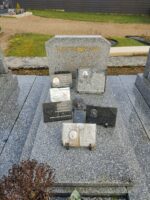 monument gris moucheté avec stèle gravée en lettres dorées et plaques avec photos posées sur la pierre tombale - O.Dufour