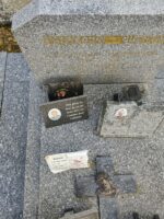 détail des inscriptions sur la stèle et sur les plaques avec photos - O.Dufour