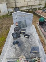 monument gris moucheté avec stèle sur laquelle figure une photographie du défunt à gauche de son identification - O.Dufour