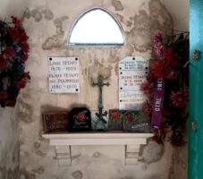 interieur de la chapelle avec les plaques d'identification des défunts de cette chapelle familiale - O.Dufour