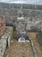 stèle ancienne sur tombe gravillonnée. Ecusson du Souvenir Francais - O.Dufour