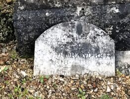 zoom sur la plaque posée le long de la stèle - O.Dufour