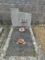 petite tombe entourage pierre et gravillons avec stèle sur laquelle est fixée une plaque d'identification - O.Dufour