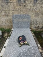 monument gris moucheté avec stèle gravée - O.Dufour
