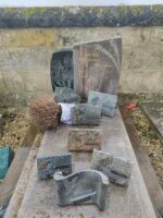 monument marbré rose et gris avec stèle de la même teinte à droite, gravée en lettres dorées, et à gauche sur fond noir, representation d'un moulin - O.Dufour