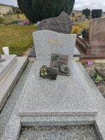 monument gris moucheté avec stèle gravée en lettres dorées - O.Dufour