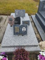 pierre tombale gris moucheté sur laquelle figure une plaque avec photo du défunt- O.Dufour