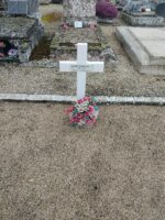 petite croix blanche dans carré militaire - O.Dufour