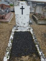 petite tombe entourage pierre blanche avec gravillon et grande stèle avec croix noire. Plaque d'identification au pied de la stèle - O.Dufour
