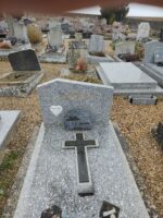 monument gris moucheté, l'identification du défunt figure sur une plaque en forme de coeur fixée sur la stèle - O.Dufour