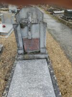 pierre tombale avec stèle sur laquelle est fixée un crucifix et une plaque d'identification couleur bordeaux - O.Dufour