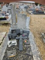 tombe entourage pierre avec stèle rectangulaire gravée et croix à sa gauche - O.Dufour