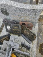 détail de l'inscription sur la stèle et de la photo sur la plaque - O.Dufour