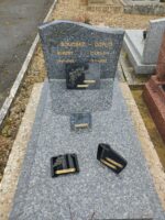 monument gris moucheté avec stèle gravée en lettre dorée, et à gauche un rameau- O.Dufour