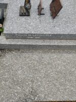 inscription sur le côté de la pierre tombale - O.Dufour