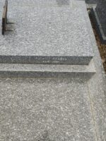 inscription sur le côté de la pierre tombale - O.Dufour