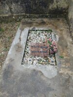 dalle en pierre avec petit rectangle en gravillon au milieu et plaque d'identification posée - O.Dufour