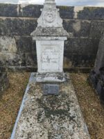 petite pierre tombale grise avec stèle ancienne travaillée, et identification des défunts - O.Dufour