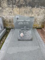 monument gris avec stèle gravée en lettres blanches et, à gauche, photo du couple défunt dans un coeur. sur la pierre tombale, plaque avec photo, et croix - O.Dufour