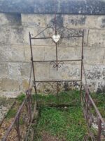 tombe pleine terre entourée d'une grille ouvragée avec une plaque d'identification en forme de coeur - O.Dufour