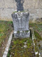 grand stèle ancienne gravées sur petite tombe entourage pierre - O.Dufour
