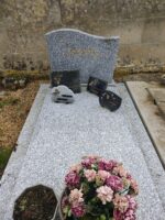monument gris moucheté avec stèle gravée en lettres dorées - O.Dufour