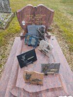 monument marbré rose et gris,  stèle en forme de coeur gravée en lettres dorées et photo de l'une des défuntes - O.Dufour