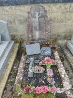 petite tombe entourage pierre et gravillons avec une stèle sur laquelle est fixée une croix- plaque d'identification posée sur les gravillons - O.Dufour