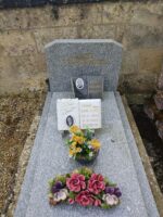 monument gris moucheté avec stèle gravée, et sur la pierre tombale 2 plaques avec les photos des défunts - o.Dufour