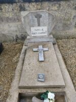 pierre tombale grise avec croix posée, stèle avec une plaque blanche d'identification fixée sous une croix, et espace jardinière en façade - O.Dufour