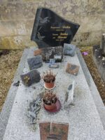 monument gris moucheté avec stèle noire en forme de livre, gravée en lettres dorées. - O.Dufour