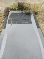 pierre tombale gris clair et gris foncé avec croix dorée à gauche de l'inscription - O.Dufour