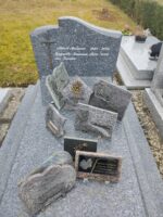 monument gris moucheté avec stèle gravée en lettres blanches - O.Dufour