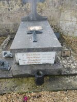monument en pierre, surélevé, avec stèle en forme de croix en pierre, plaques d'identification blanche en façade et une autre sur la pierre tombale, au dessus d'une petite croix - O.Dufour