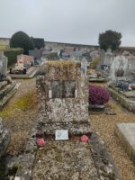 petite sépulture en pierre avec stèle sur laquelle figure l'identification des défunts - O.Dufour