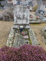 petite tombe en pierre avec stèle au pied de laquelle est posée une plaque d'identification - O.Dufour