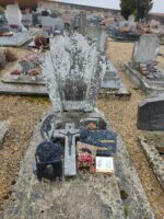 petite tombe en pierre avec stèle sur laquelle est fixée une plaque d'identification, sous une petite croix sculptée - O.Dufour