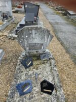 petite tombe, pierre tombale grise avec stèle sur laquelle figure une plaque - O.Dufour