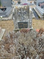 tombe végétalisée avec stèle en pierre sur laquelle est fixée une plaque noire gravée en lettres dorées - O.Dufour