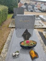 monument gris moucheté avec stèle gravée en lettres dorées - O.Dufour