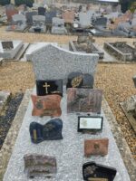 monument gris moucheté avec stèle gravée et plaques sur la pierre tombale - O.Dufour
