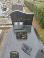 monument gris foncé avec stèle gravée en lettres dorées. Sur la pierre tombale une plaque en forme de livre avec sur chaque page une photo avec identité des défunts et dates - O.Dufour